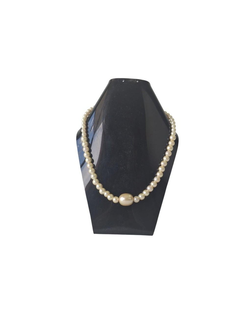 Collar de perlas naturales con perla ovalada de mayor tamaño.