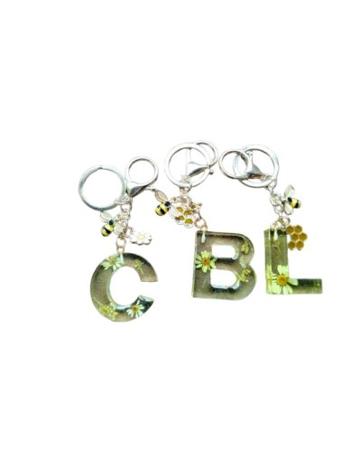 Llavero personalizado con inicial en resina | Diseño floral con abejas