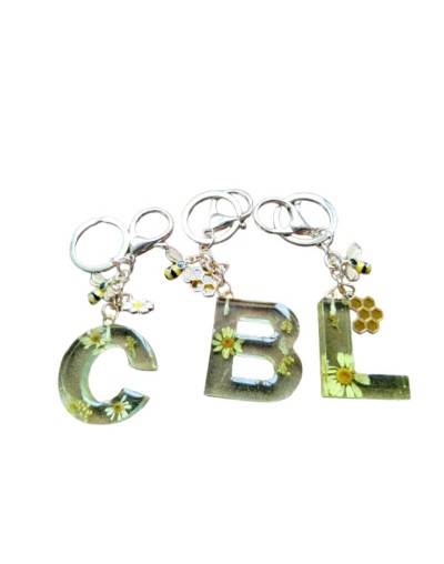 Llavero personalizado con inicial en resina | Diseño floral con abejas