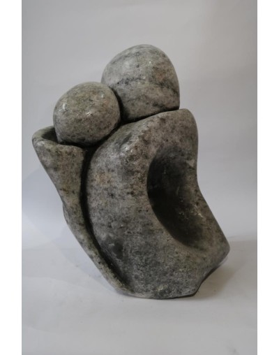 Escultura tallada en roca salinaAbrazo