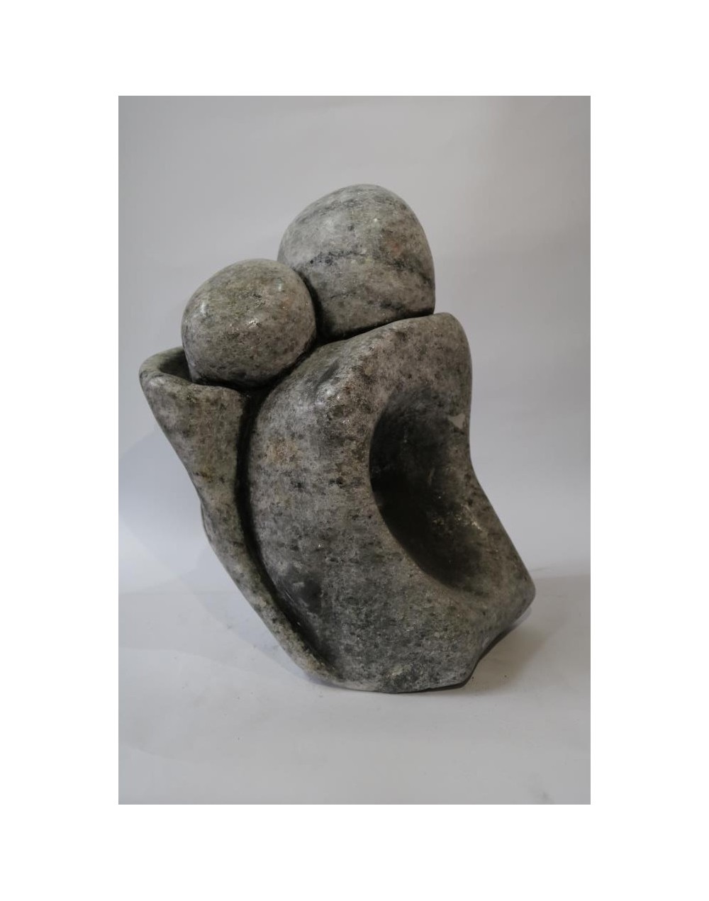 Escultura tallada en roca salinaAbrazo