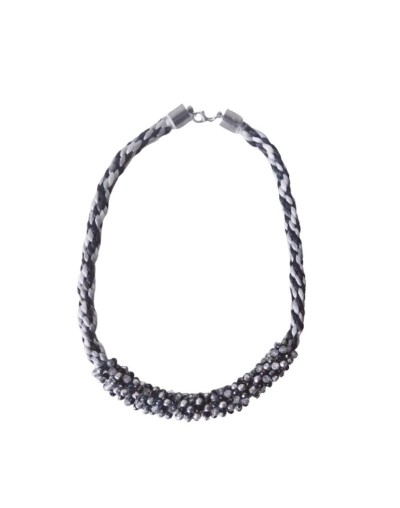 Collar Kumihimo con mostacillas negras y plateadas