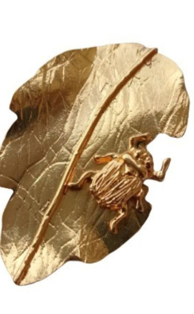 Broche escarabajo dorado