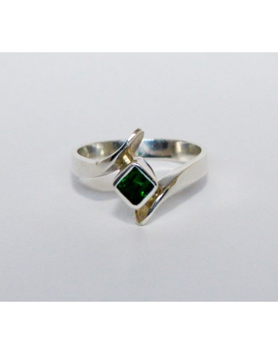 Anillo engastado esmeralda cuadrada