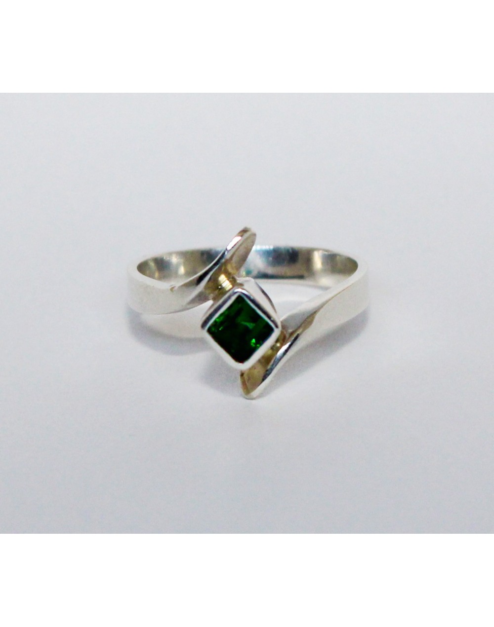 Anillo engastado esmeralda cuadrada