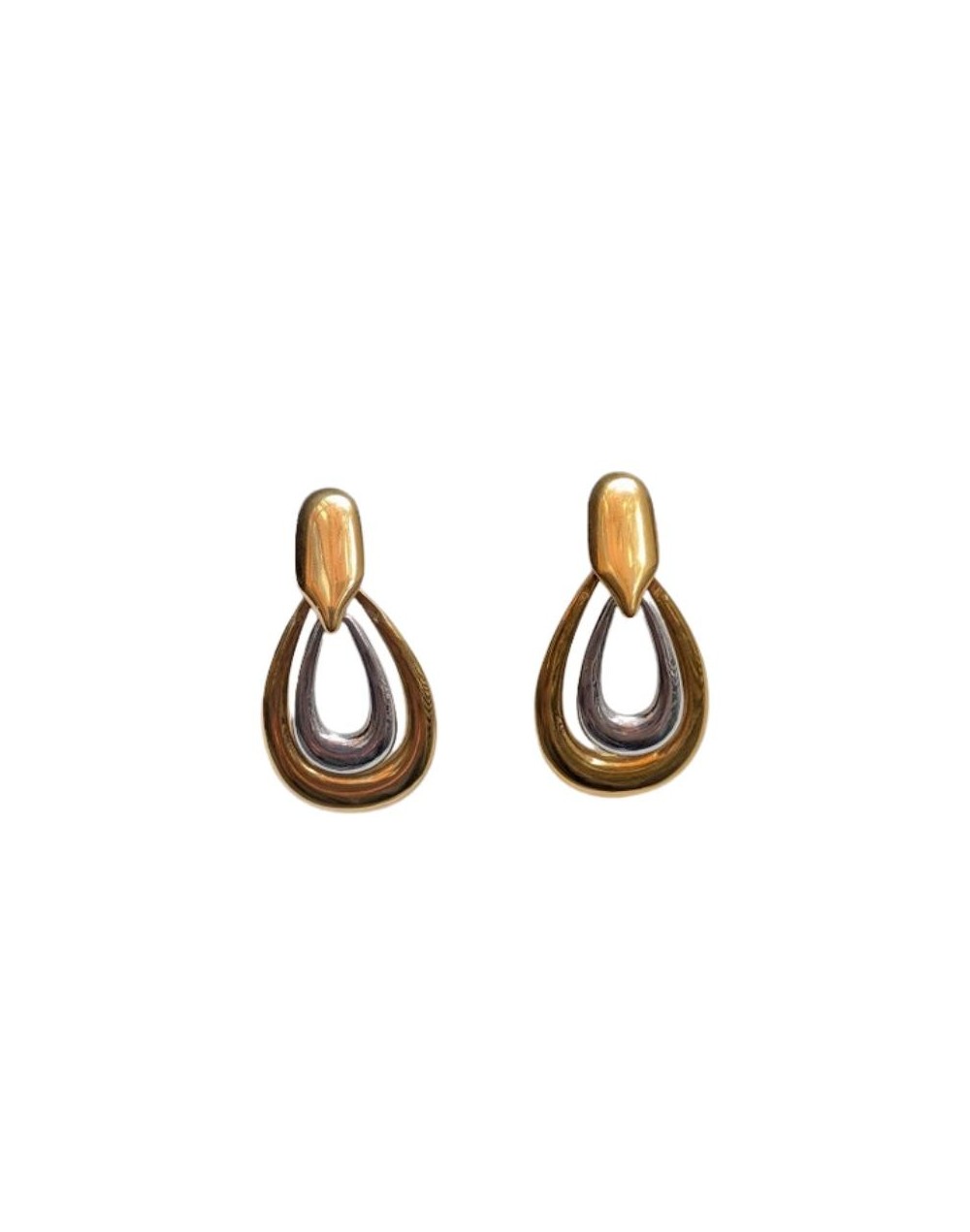 Aretes ovalos dorados y plateados.