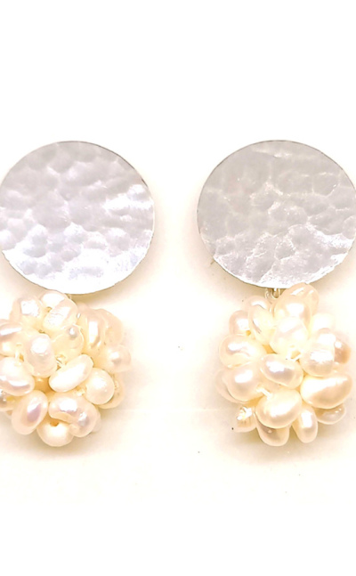 Aretes tejidos con perlas
