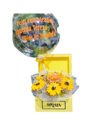 Ramo de velas en cera de soja aromatizadas con globo burbuja y mensaje personalizado
