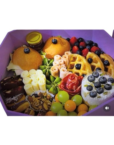 Cajas sorpresa de charcutería y postre 