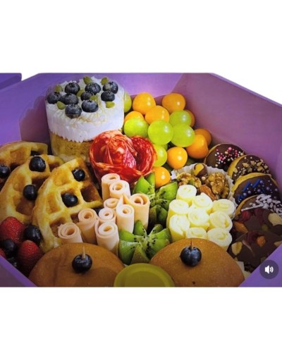 Cajas sorpresa de charcutería y postre 