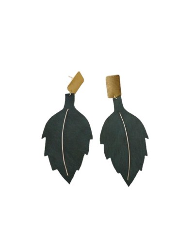 ARETES HOJAS EN CUERO VERDE