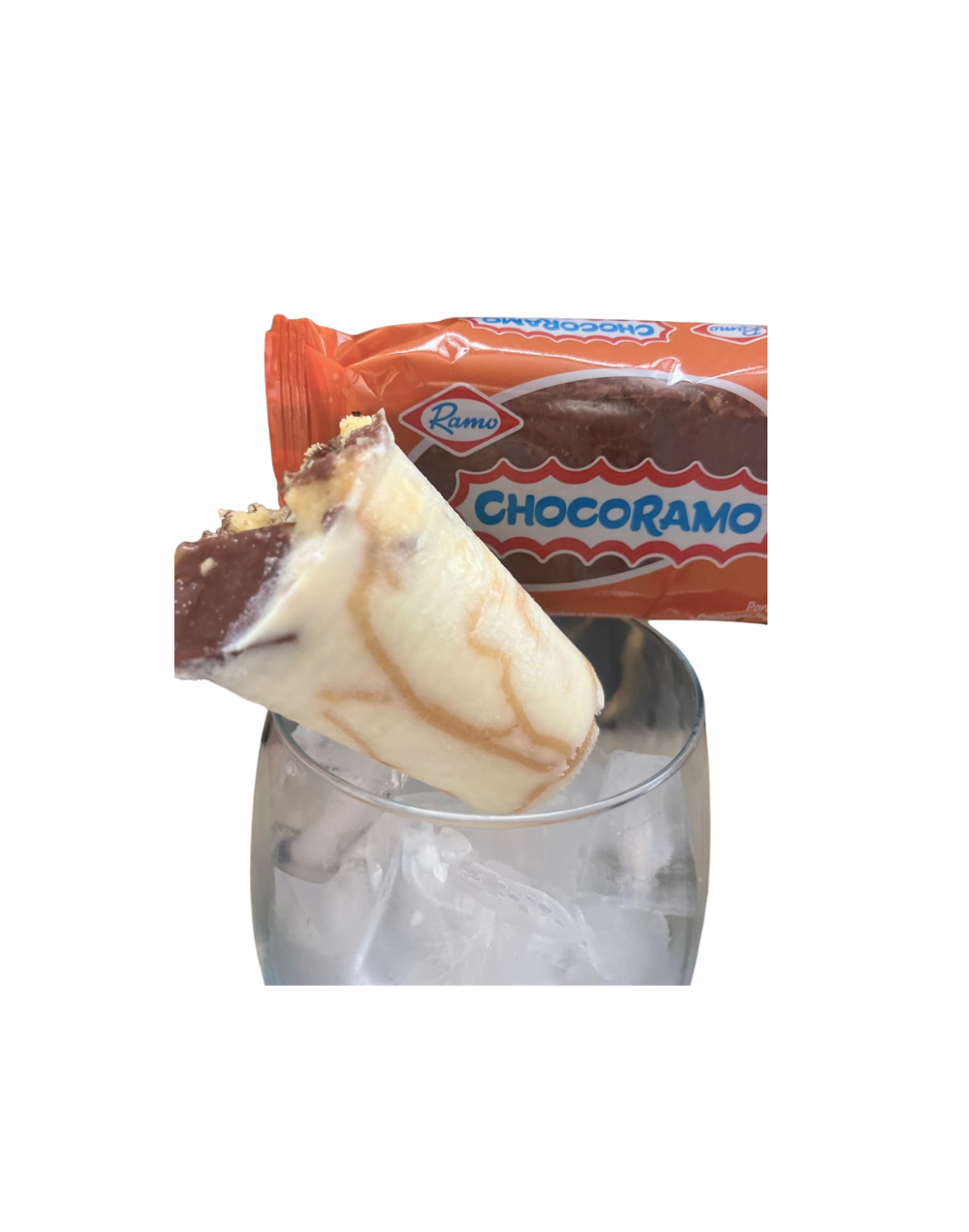 Helado de leche con ponqué cubierto de chocolate (chocoramo)