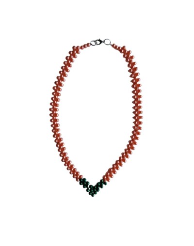 Collar De Perlas Sintéticas Salmón y Verde Brillante en V