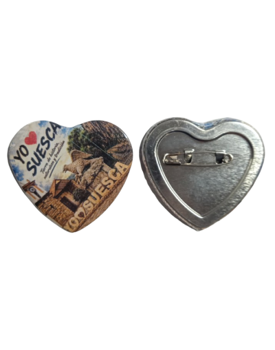 Lleva contigo un recuerdo único de Suesca, Cundinamarca, con nuestros pines y botones prendedor con gancho disponibles en forma 