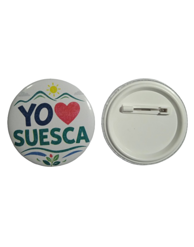 Lleva contigo un recuerdo único de Suesca, Cundinamarca, con nuestros pines y botones prendedor con gancho disponibles en forma 
