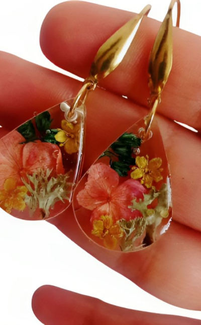 Aretes elaborados con flores naturales resina