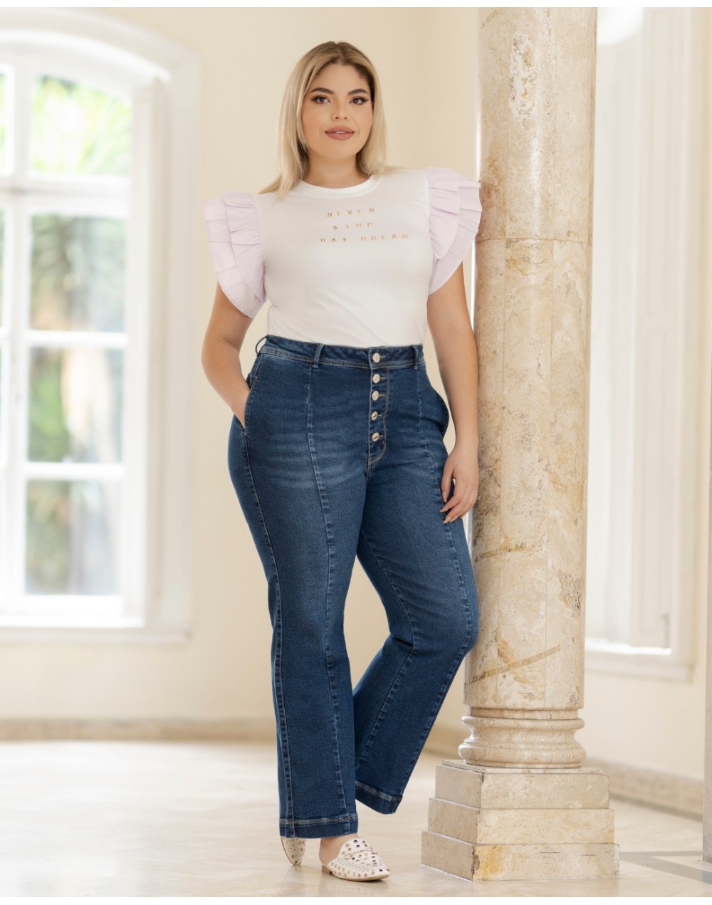 CROPPED FLARE JEAN CORTES EN DELANTERO