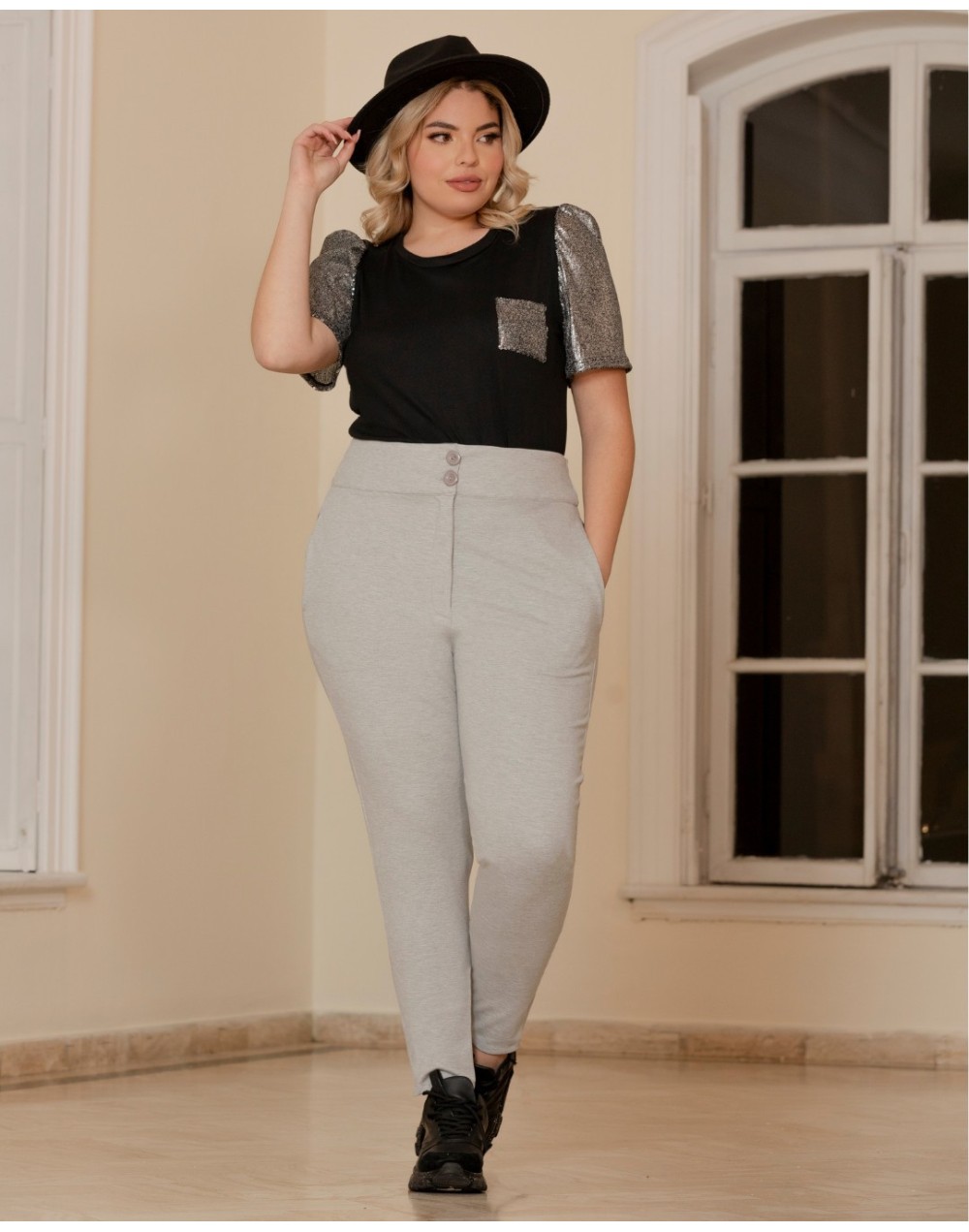 PANTALÓN LICRADO CON SILUETA AJUSTADA TIRO ALTO