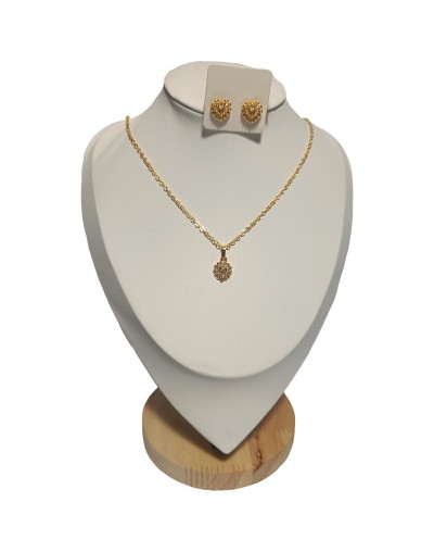 Juego de cadena y aretes dorados