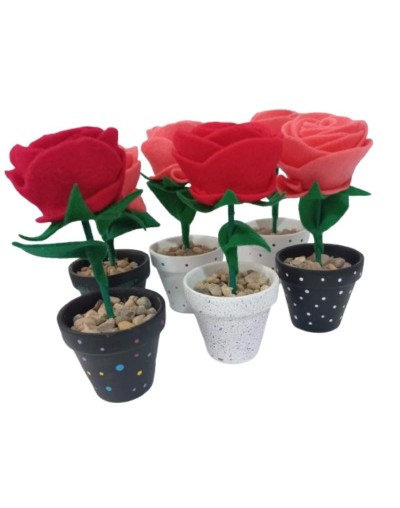 Macetas de barro pintadas a mano y decoradas con delicadas flores de paño lency