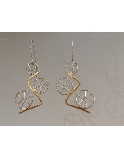 Aretes largos inspirados en la bicicleta