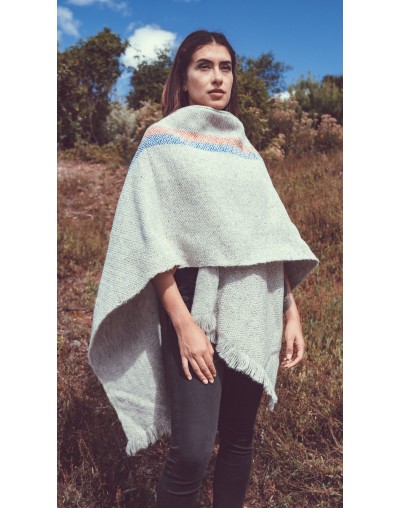 Capa ruana gris clara con franja vertical rombos