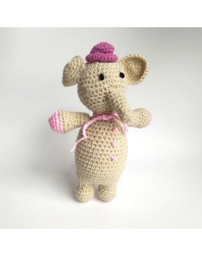 Elefante amigurumi de pie