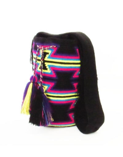 Mochila wayuu con diseño fondo negro fucsia