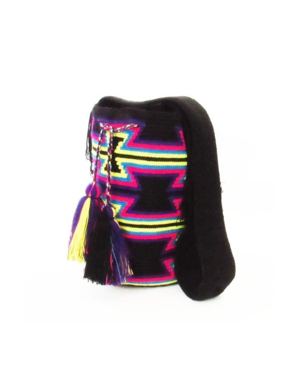 Mochila wayuu con diseño fondo negro fucsia
