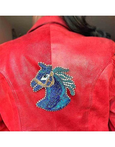 Broche azul rey para mujer inspirado en el caballo