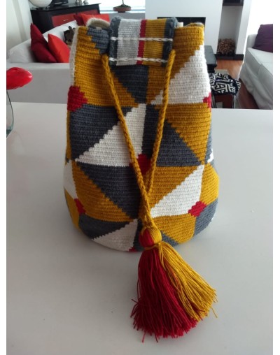 MOCHILA CON DISEÑO AMARILLA GRIS Y ROJA 