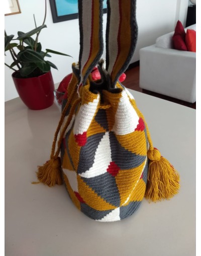 MOCHILA CON DISEÑO AMARILLA GRIS Y ROJA 