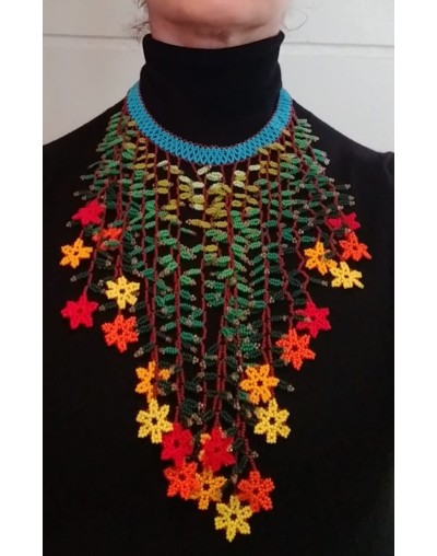 COLLAR LARGO DE HOJAS Y FLORES