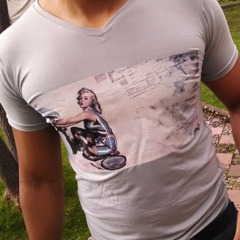 Camisetas hombre estampadas cuello V Pin Up Girls carro