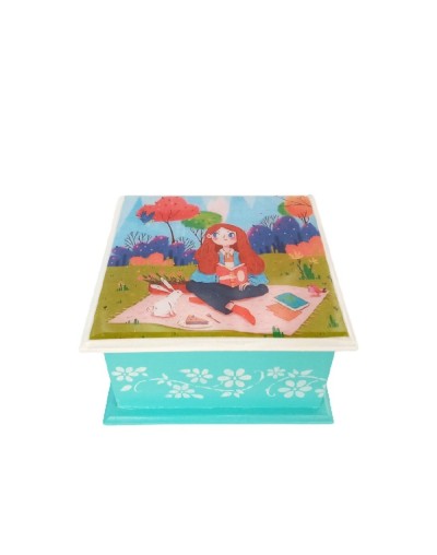 Caja mujer sentada leyendo 