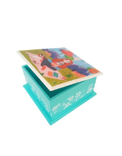 Caja mujer sentada leyendo 