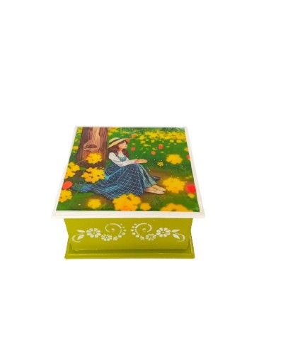 Caja mujer con flores amarillas