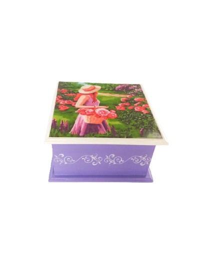 Caja mujer en jardín