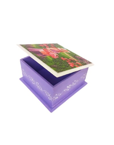 Caja mujer en jardín