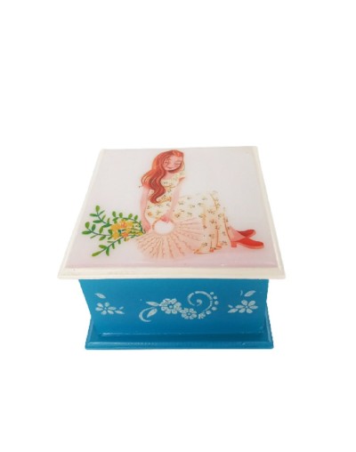 Caja mujer sentada en la ventana