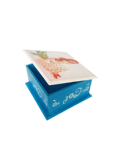 Caja mujer sentada en la ventana