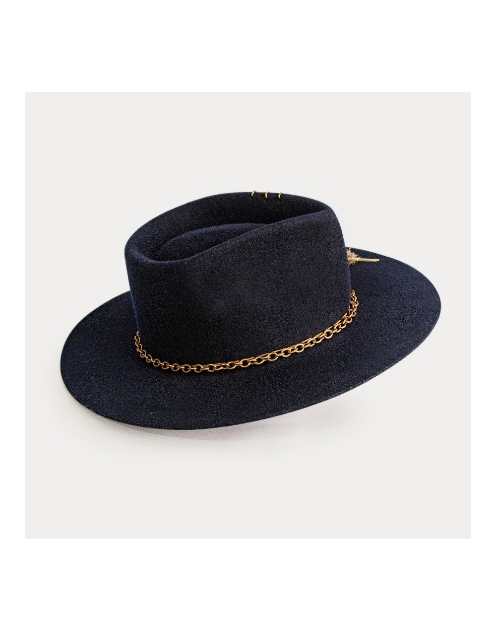 Sombrero privilegio fieltro azul con cadena bronce y costuras