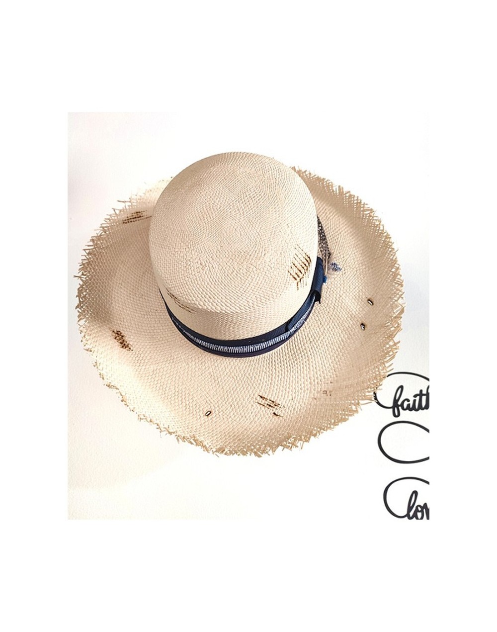 Sombrero canotier blanco desflecado cinto azul ahumado y pluma