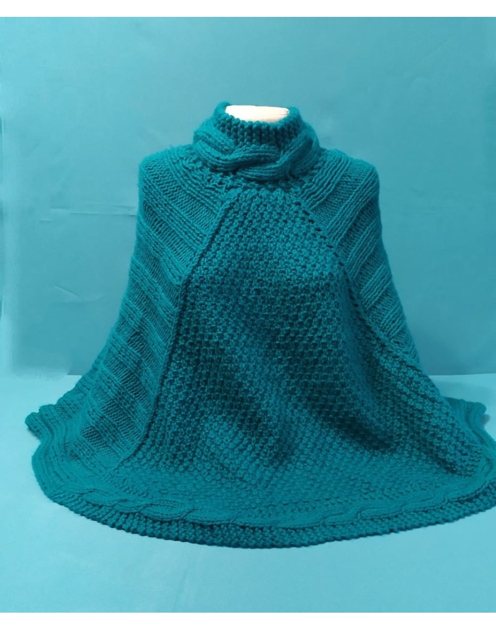 PONCHO TEJIDO A MANO P03