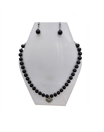 Collar negro y dije 