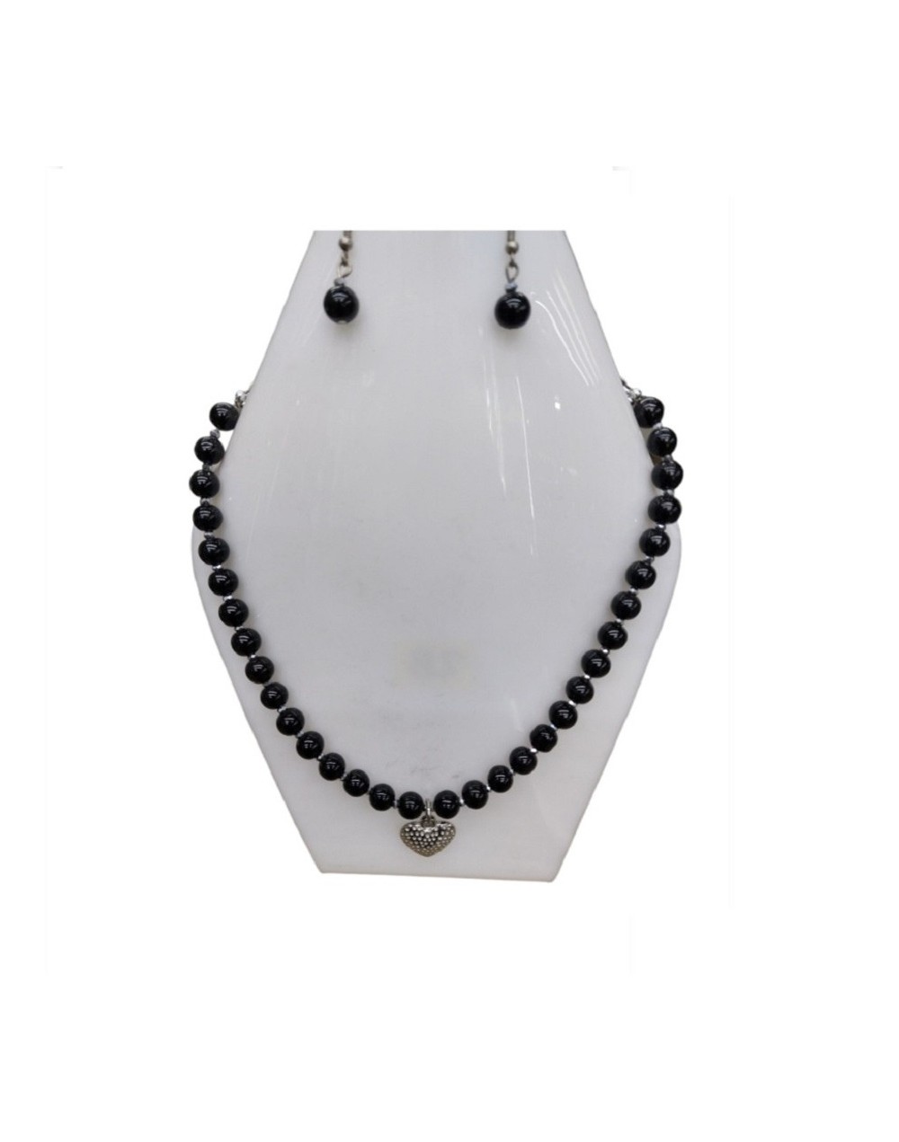 Collar negro y dije 