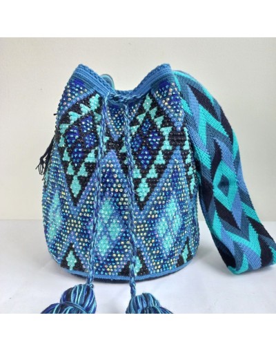 Mochila wayuu decorada en pedreria azul