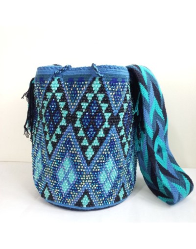Mochila wayuu decorada en pedreria azul