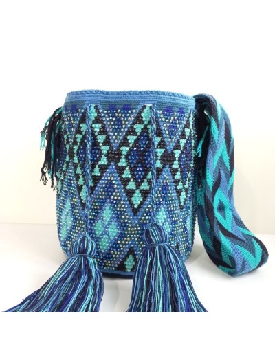 Mochila wayuu decorada en pedreria azul