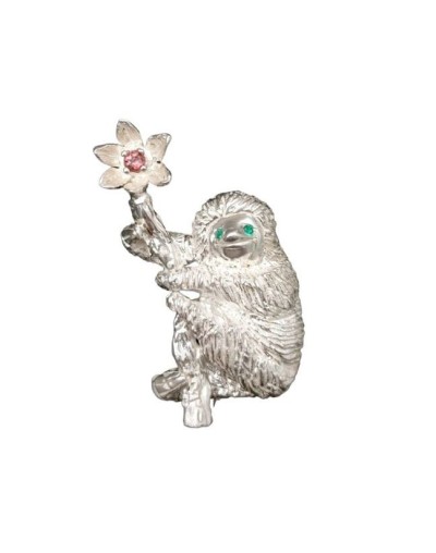 Broche perezoso de plata, esmeraldas y turmalina
